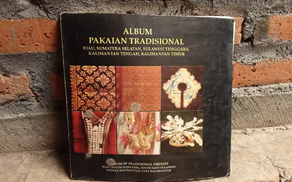 BUKU ALBUM PAKAIAN TRADISIONAL LUAR JAWA (COLLECTOR ONLY)