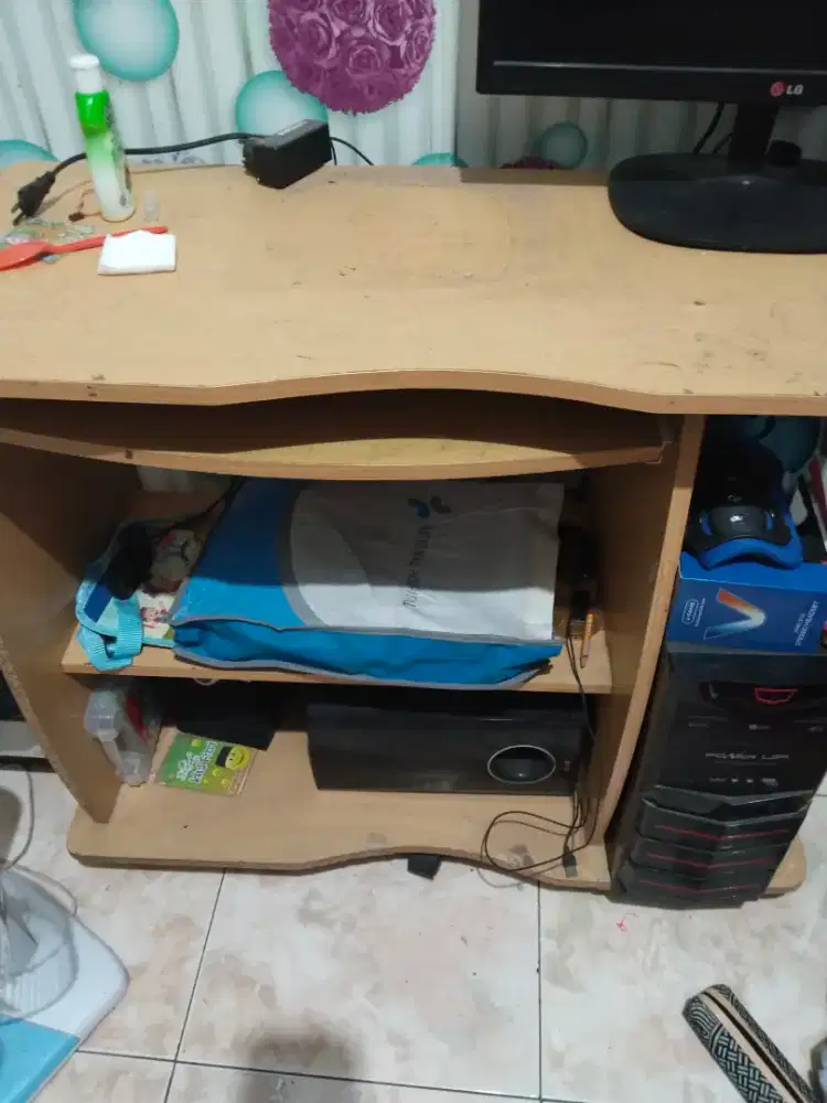 Meja komputer gambar persis yg difoto