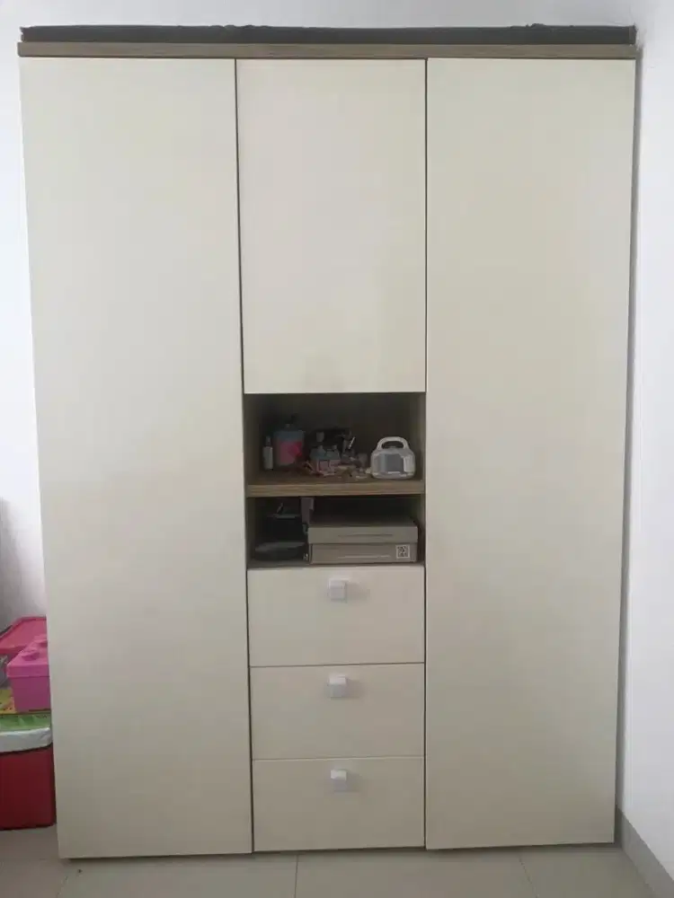 DIJUAL LEMARI PAKAIAN (MERK INFORMA)