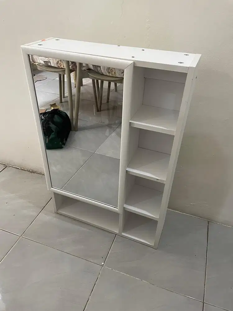 Kotak wastafel dengan kaca