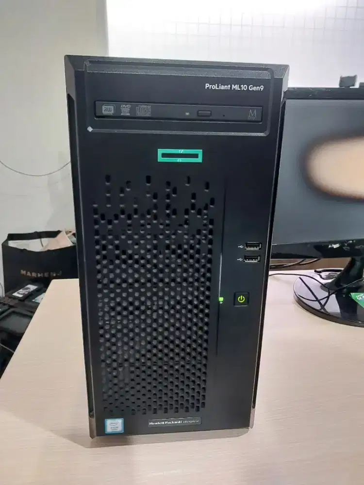 Server HP Proliant ML10 Gen9 E3-1225 v5,
4x8GB, 1TB + Display Port