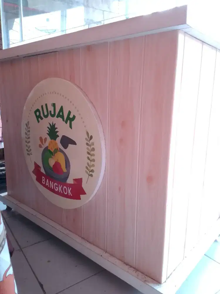 Gerobak jualan bisa es atau rujak atau buat lemari pakaian