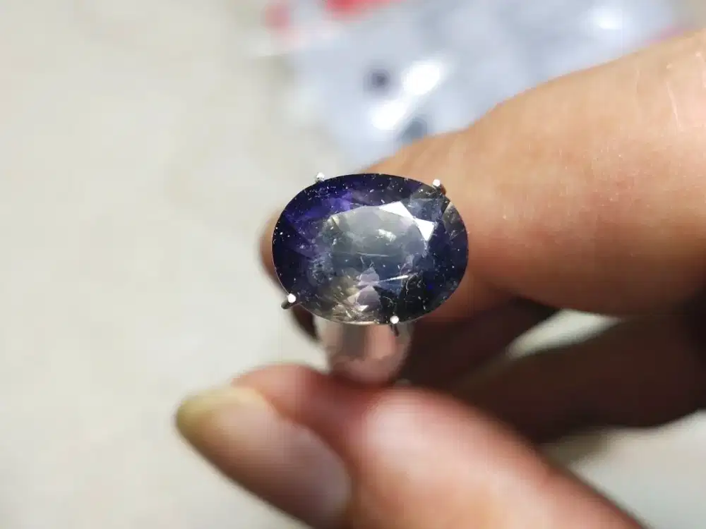 Natural Tricolor iolite Istimewa dan langka Memo CGL