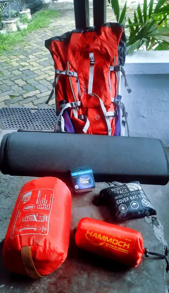 Tas carrier satu set untuk mendaki