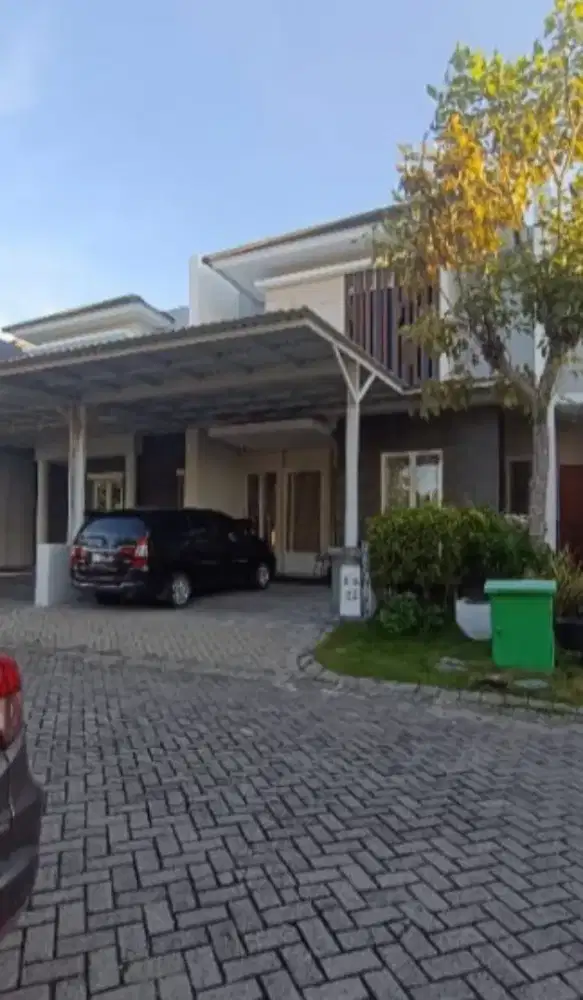 Dijual rumah 2 lantai desain minimalis di Royal Residence - Wiyung