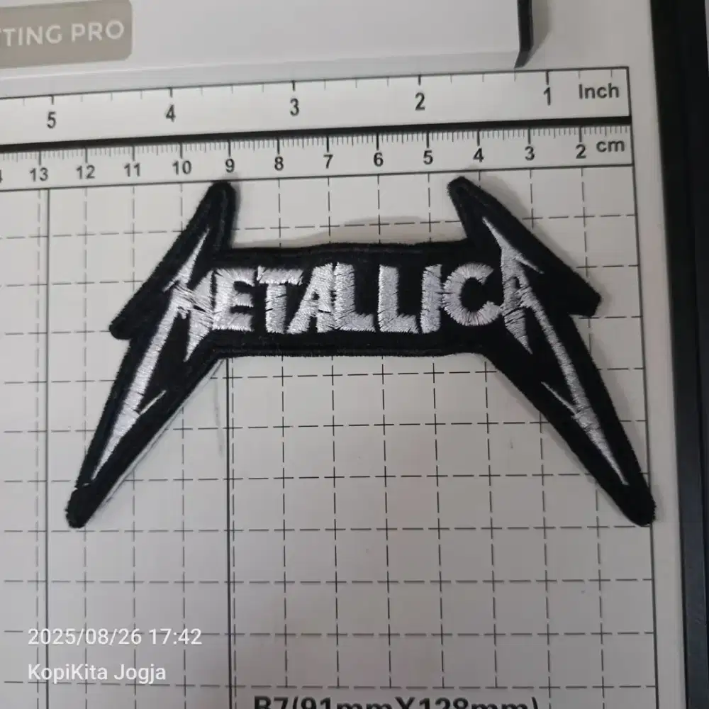 Emblem patch bordir metallica hitam putih