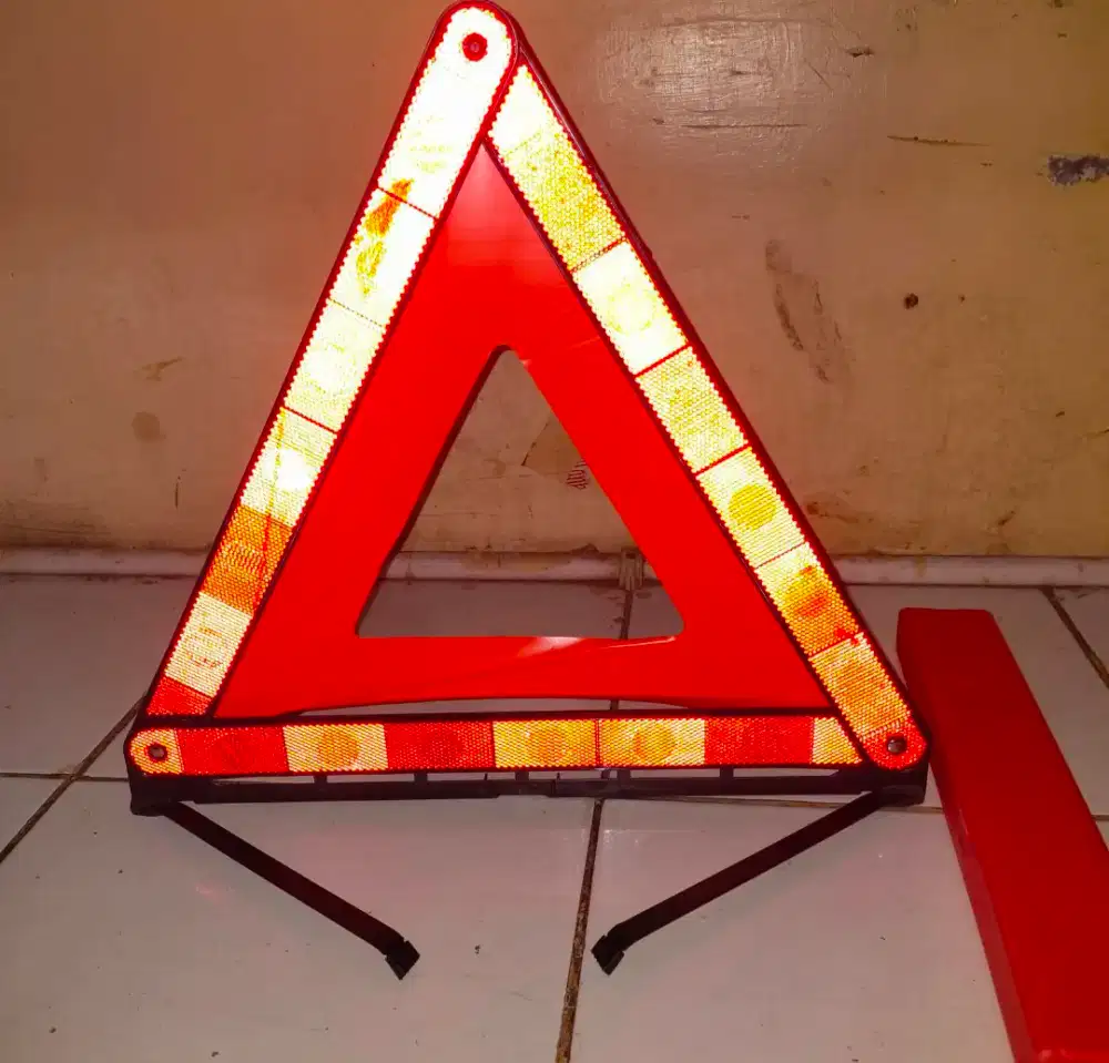 Segitiga pengaman mobil universal termurah