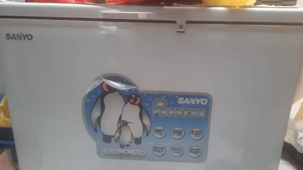 Frezzer merk sanyo Seri SF-C30K 300 liter