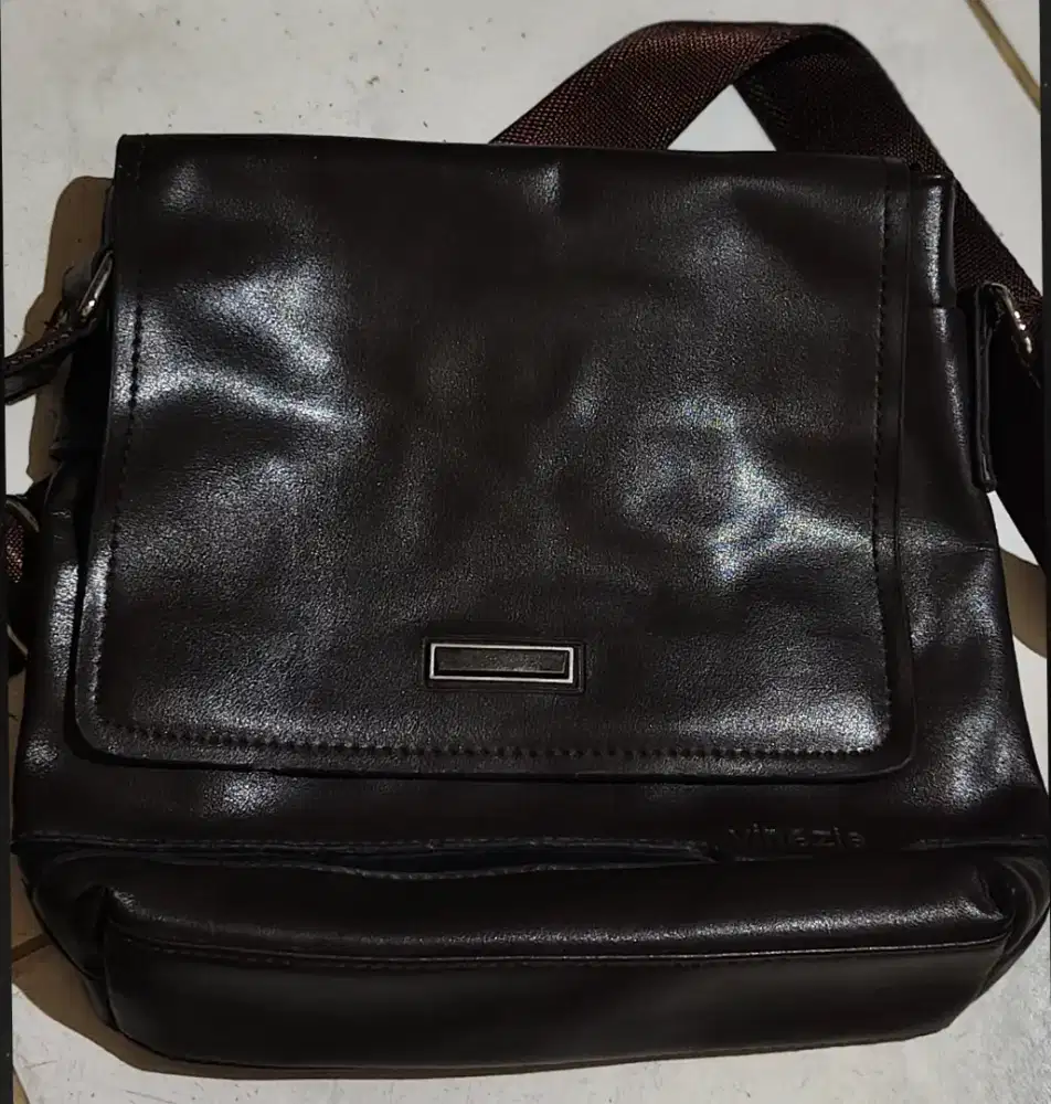 Taa  selempang  kulit