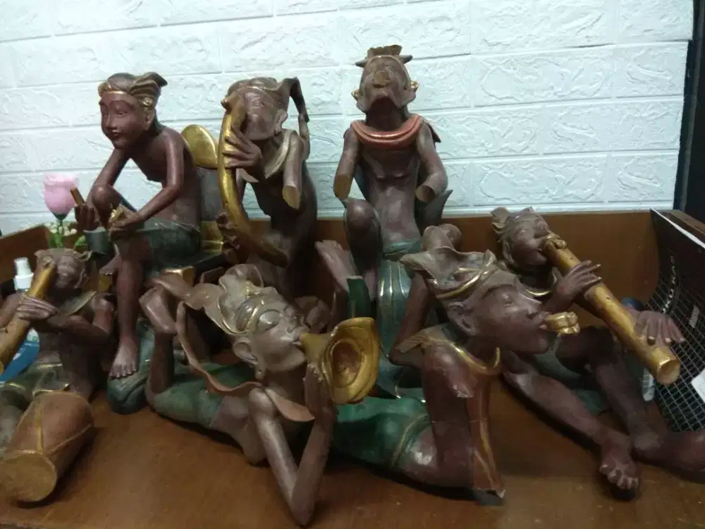 Patung kayu berwarna hijau ke emasan (nego)