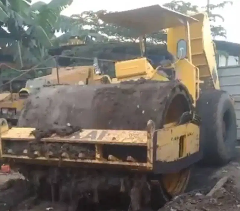 Dijual Vibro / Compactor Sakai model SV512TF Tahun 2012