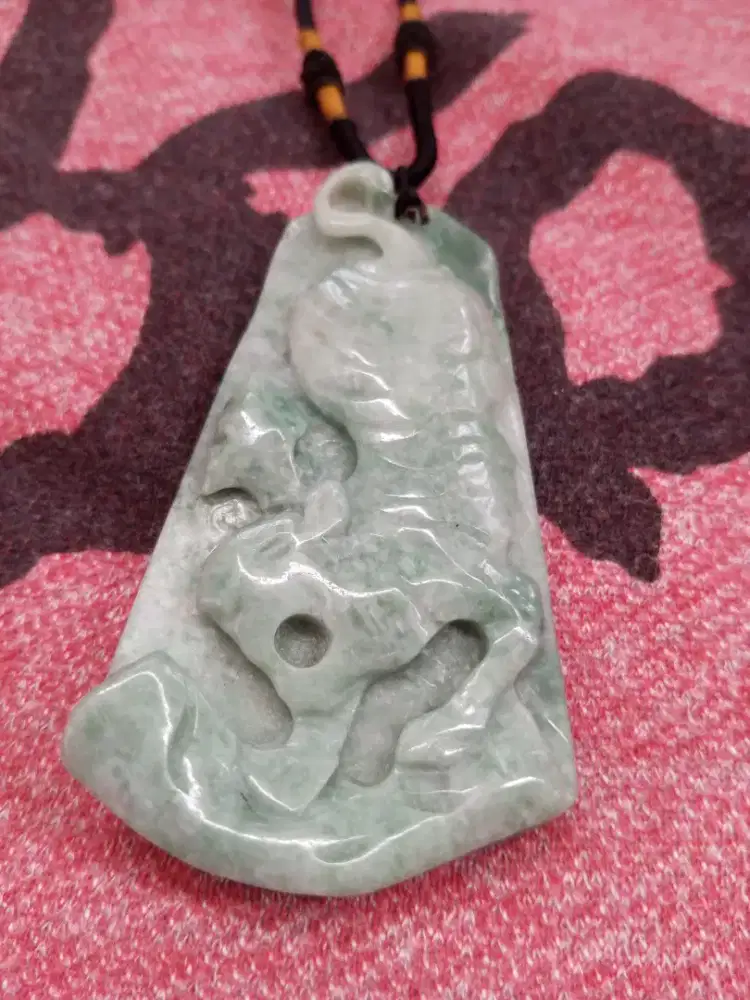 Motif MACAN Bandul kalung Giok Burma