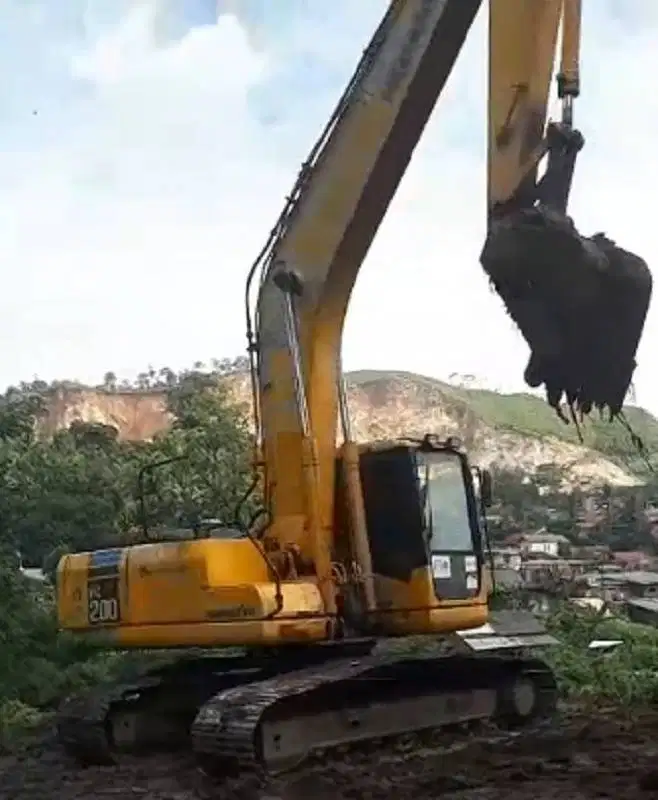 Dijual Excavator Komatsu PC200-7 Tahun 2006