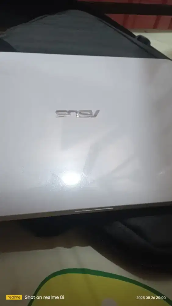 Laptop azus warna putih