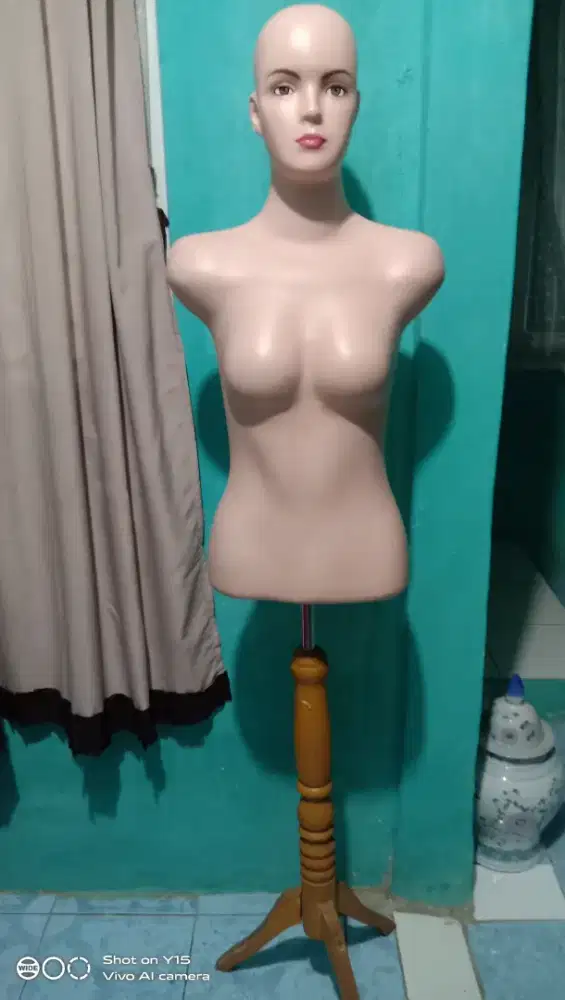 Manekin patung wanita wajah cantik  dan tiang kayu kuat dan kokoh
