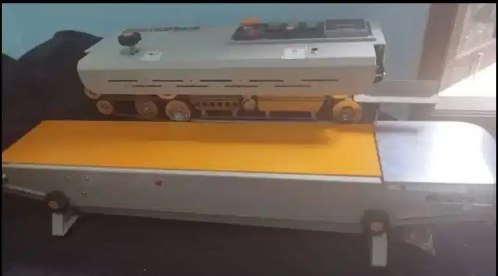 Masin perekat kemasan makan