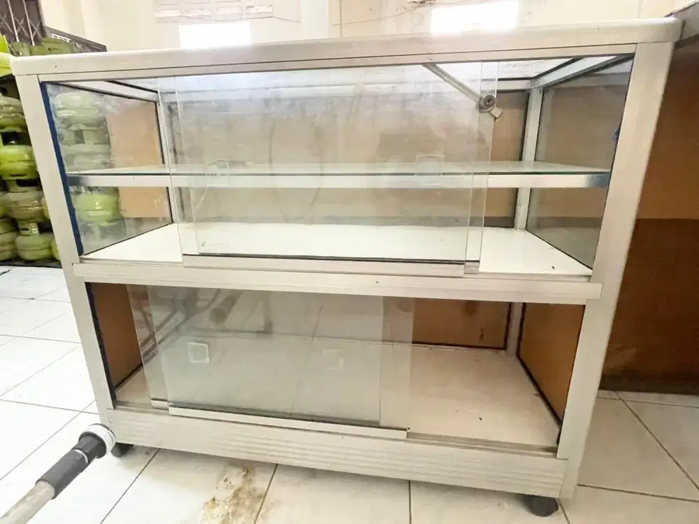 Di Jual. Etalase Kaca untuk jualan