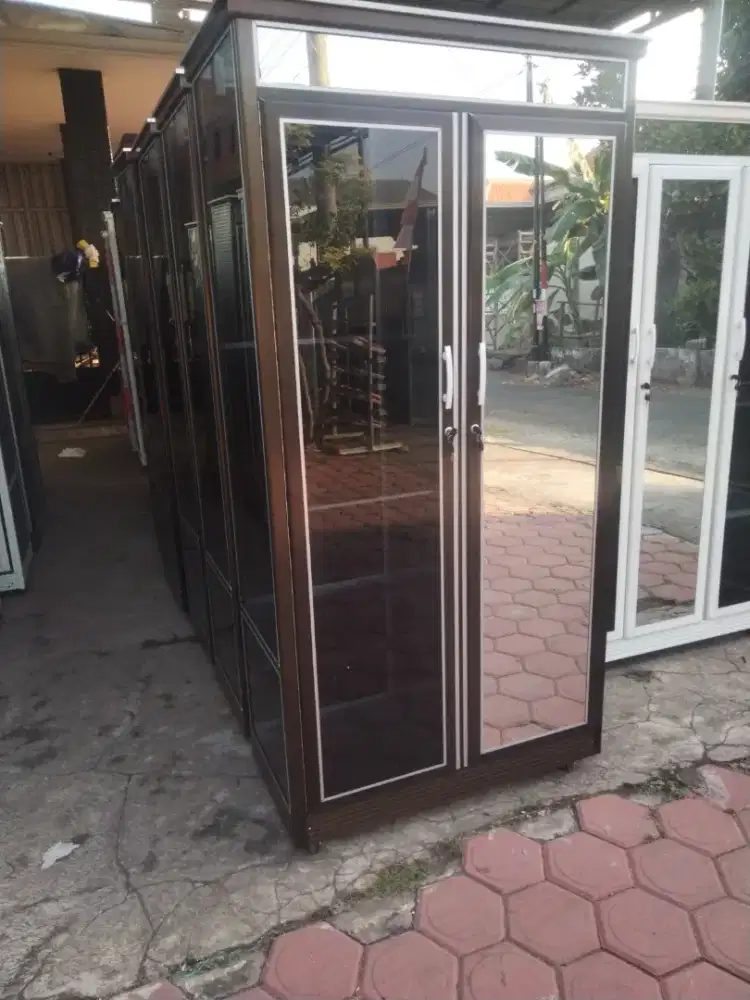 Almari pakaian anti rayap redy