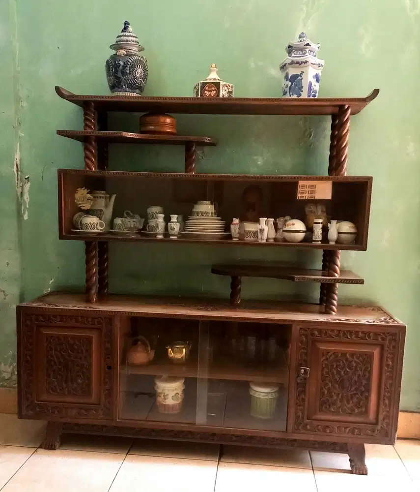 Lemari pajangan ukiran kayu jati