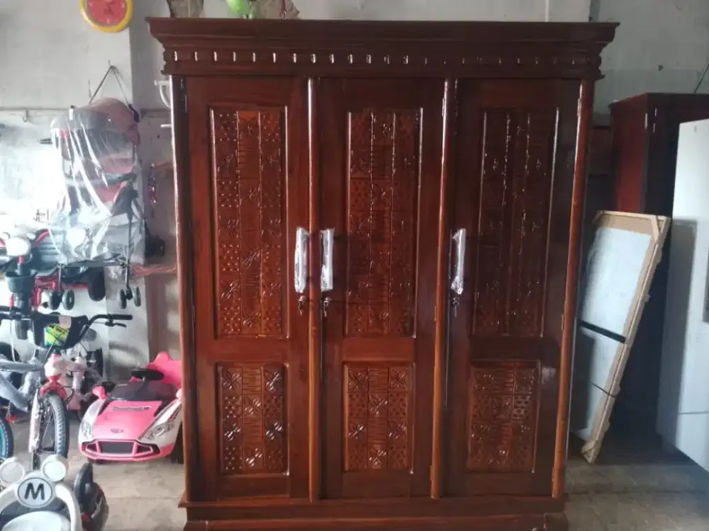 Lemari Pakaian Baju 3 Pintu Kayu Jati