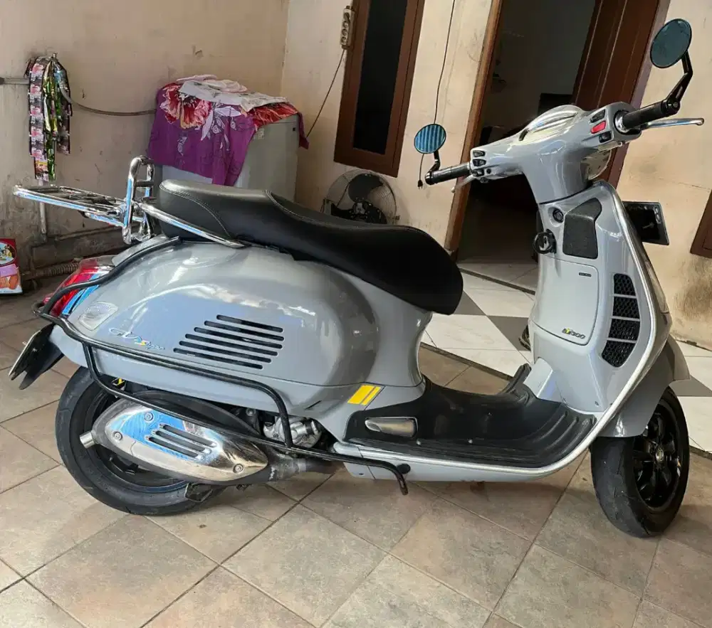 Di jual vespa GTS 300 like new, full paper