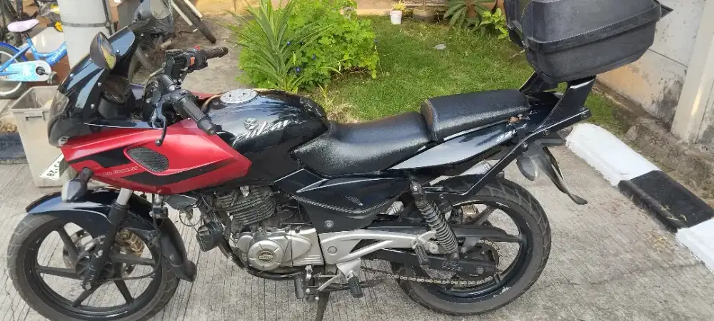 Bajai Pulsar 220f warna merah hitam tahun 2012