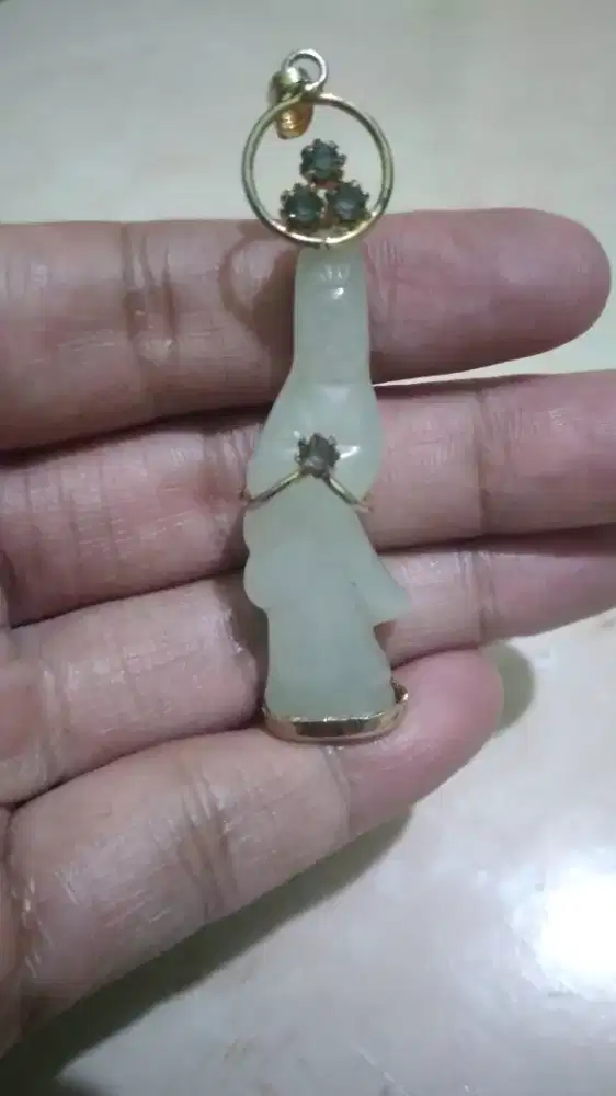 Liontin Giok Dewi Kwan Im