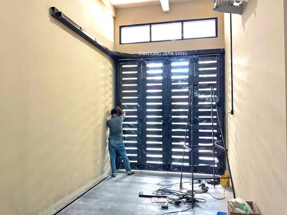 Jasa Pasang Pintu Garasi Rumah Modern Minimalis Terpercaya