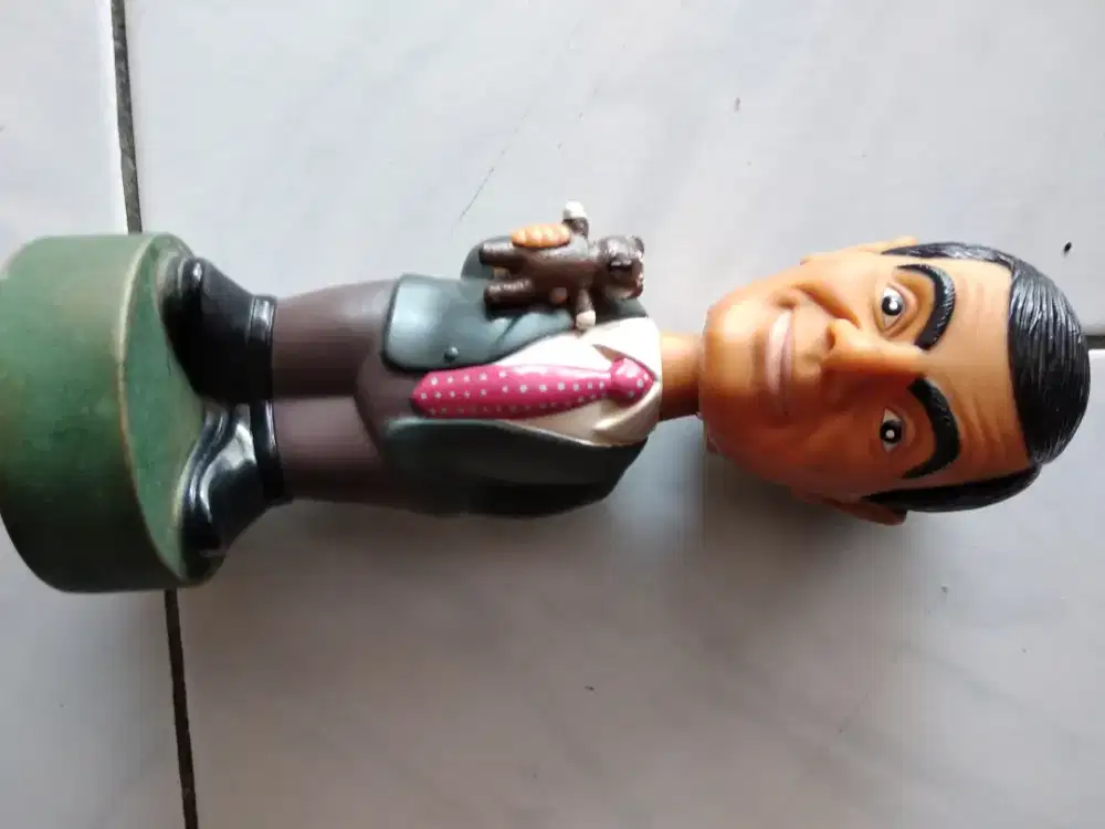 Figure celengan koin Mister bean