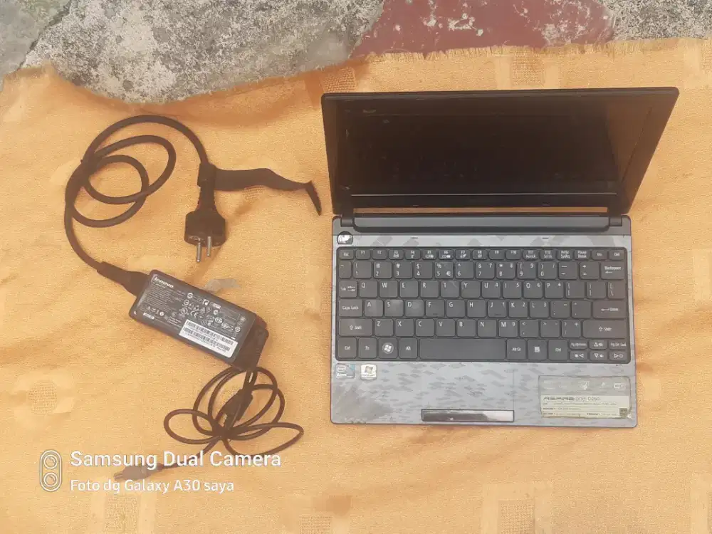 Netbook Acer Aspire one, mulus, komplit, setahu saya masih segel, mati