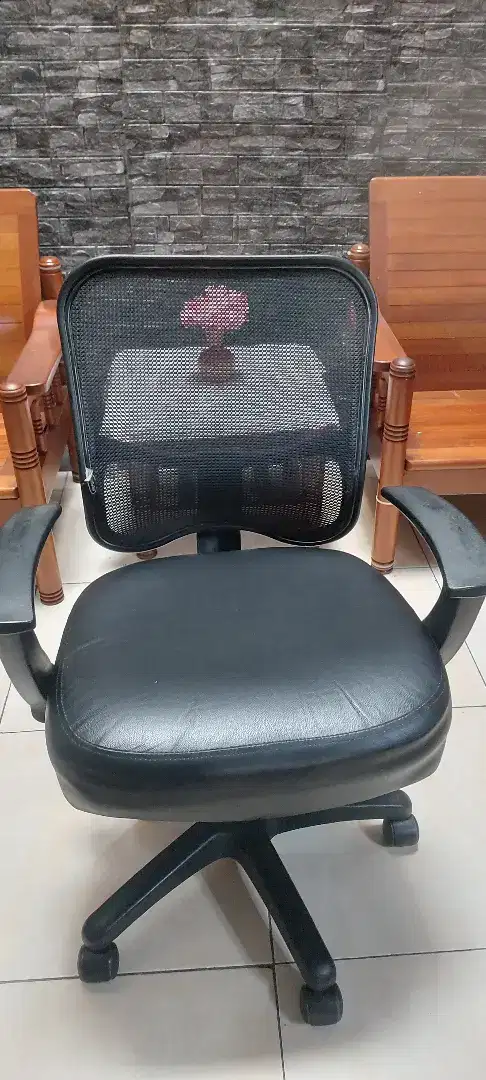 Kursi kantor merk Informa