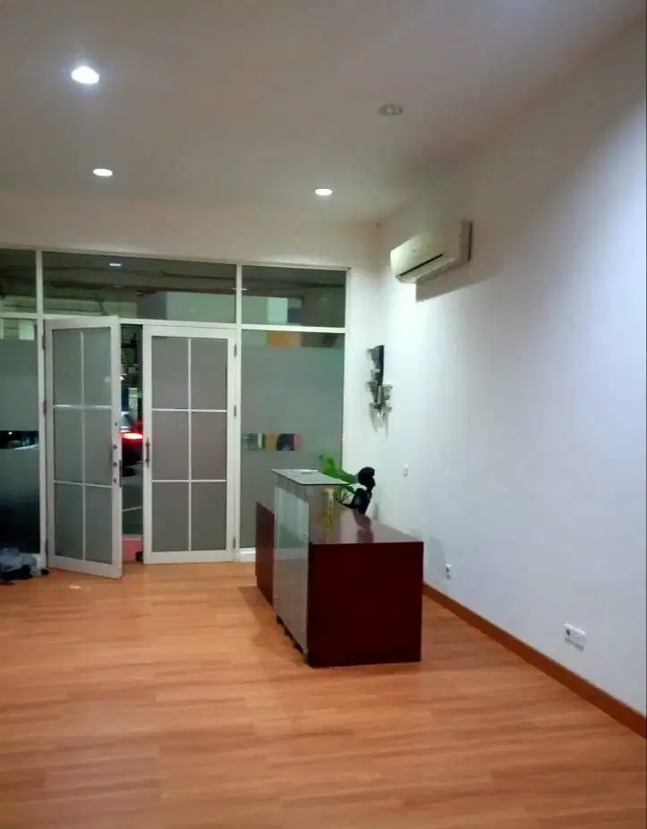 Lantai vinyl flooring motif kayu