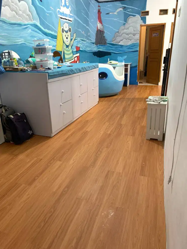 Lantai vinyl dan SPC motif kayu