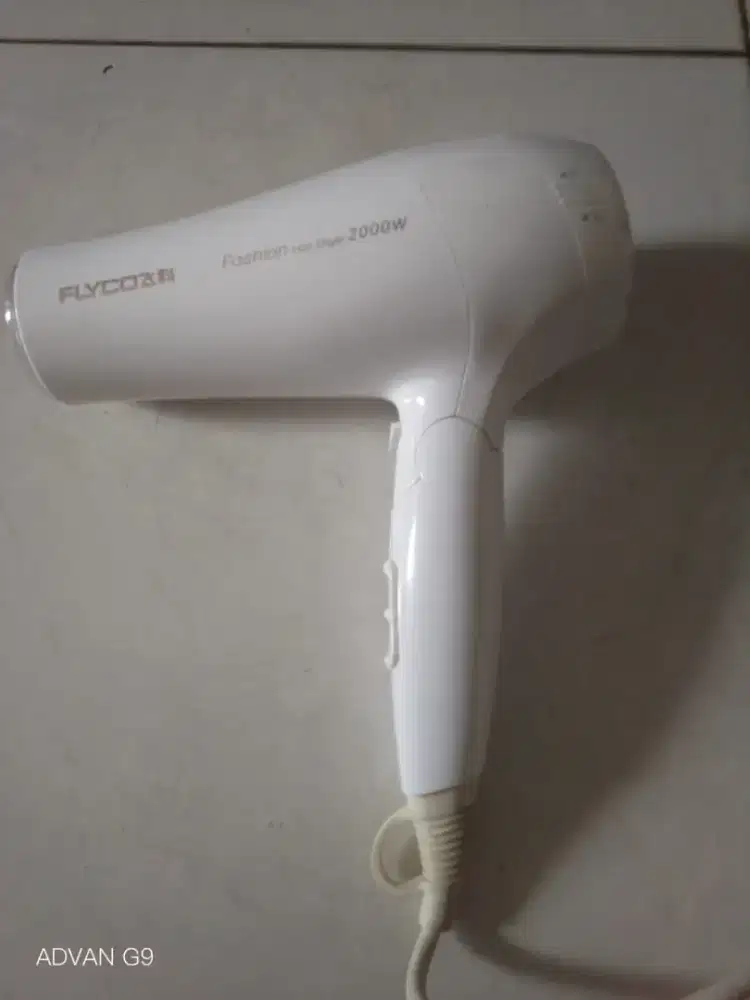 Hair dryer ( pengering rambut ) nan praktis
