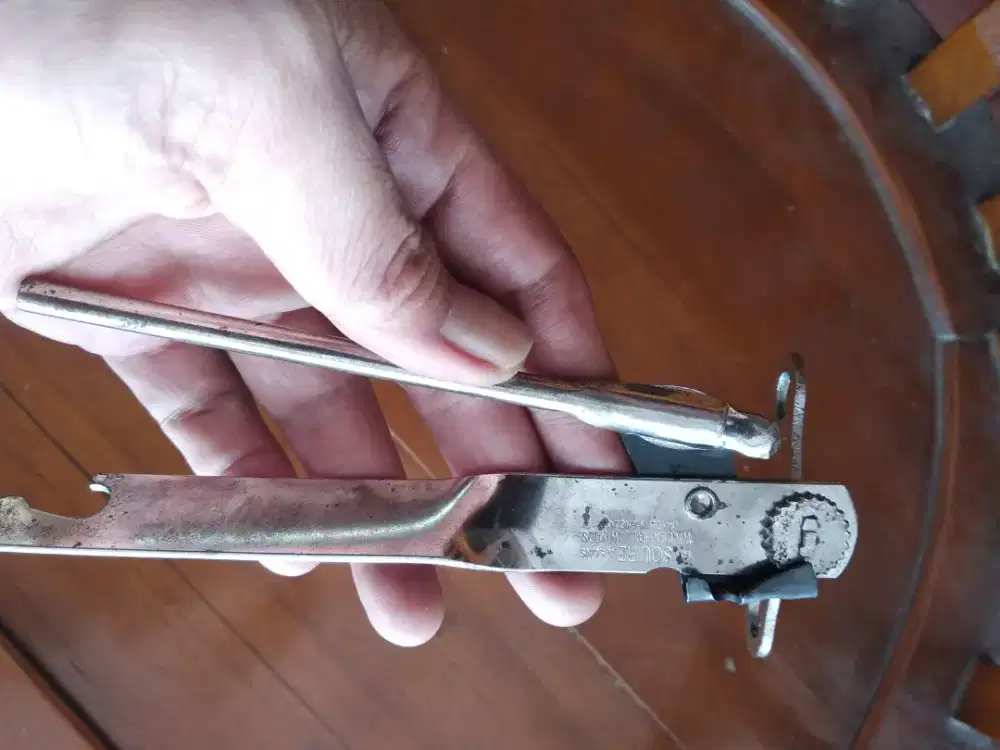 Pembuka tutup botol kaleng jadul lawas England