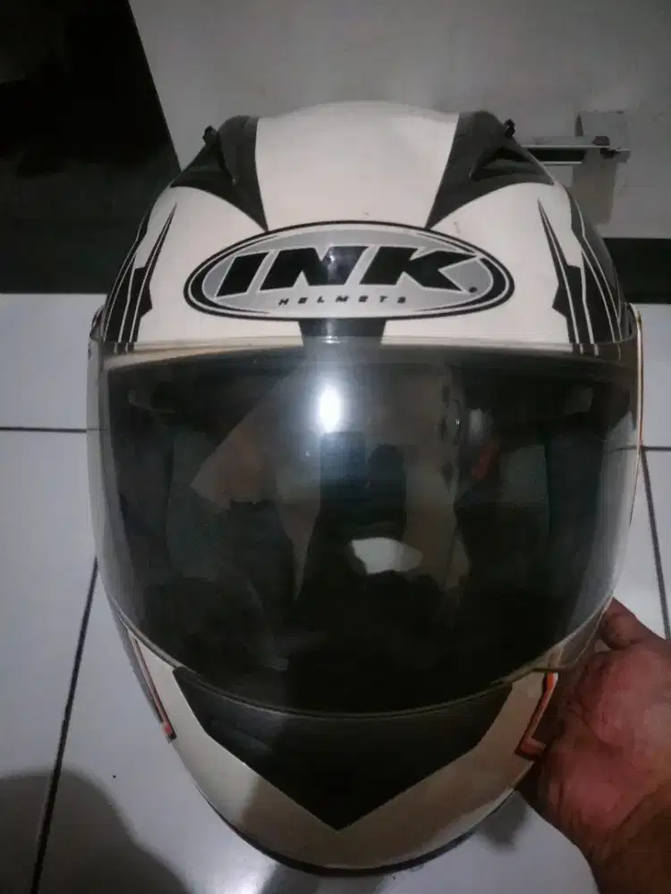 Helm merek ink black n white