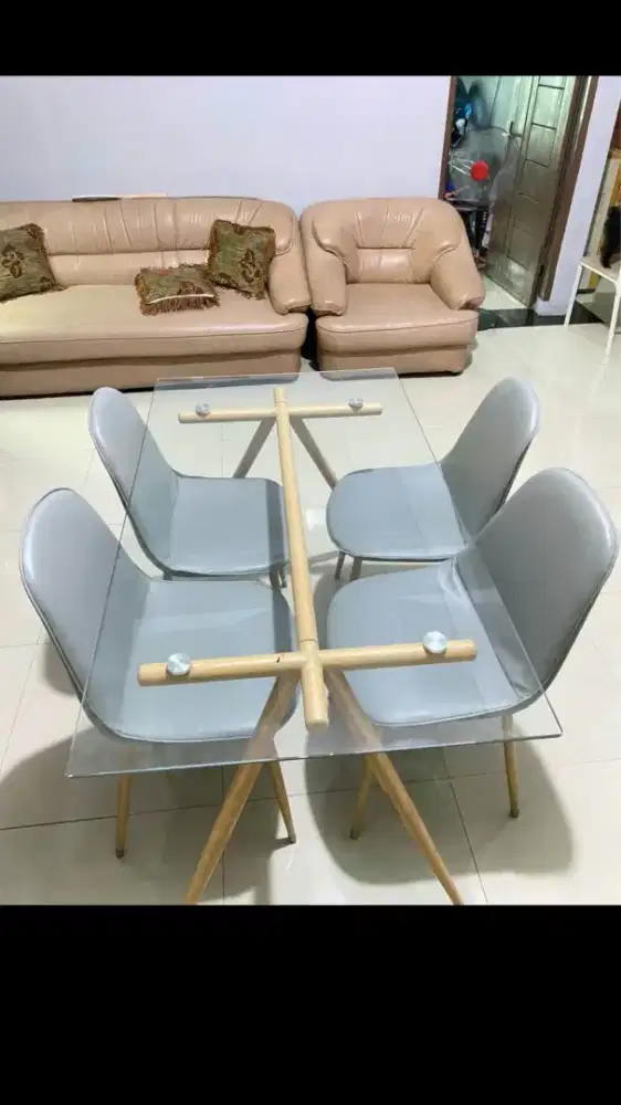 Meja makan tempred glass + 4 kursi kulit