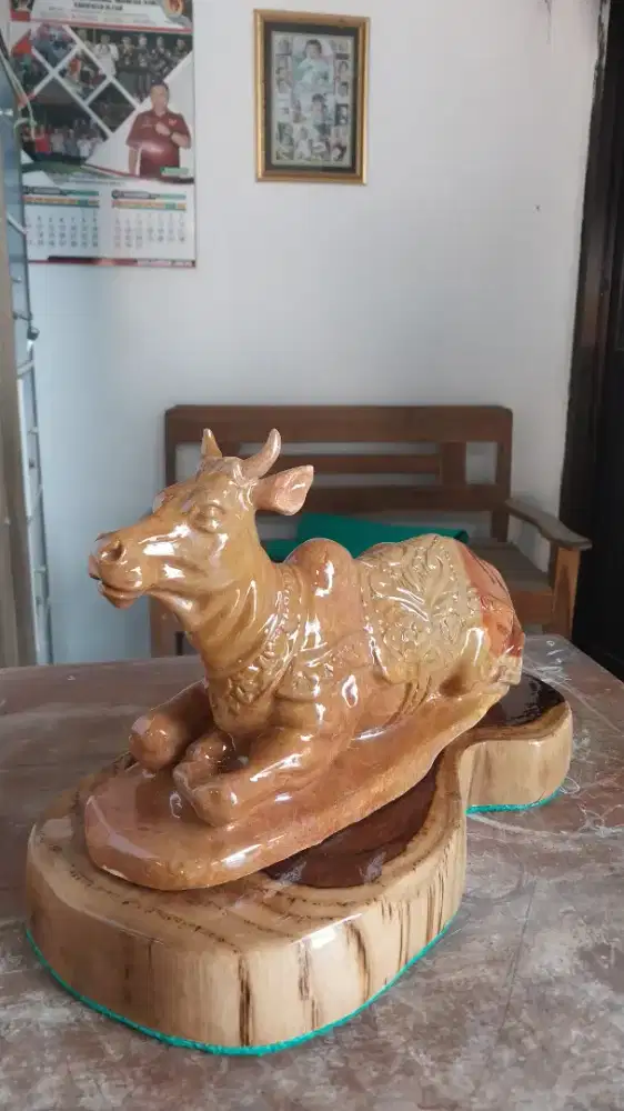 Kerajinan patung sapi dari batu alam