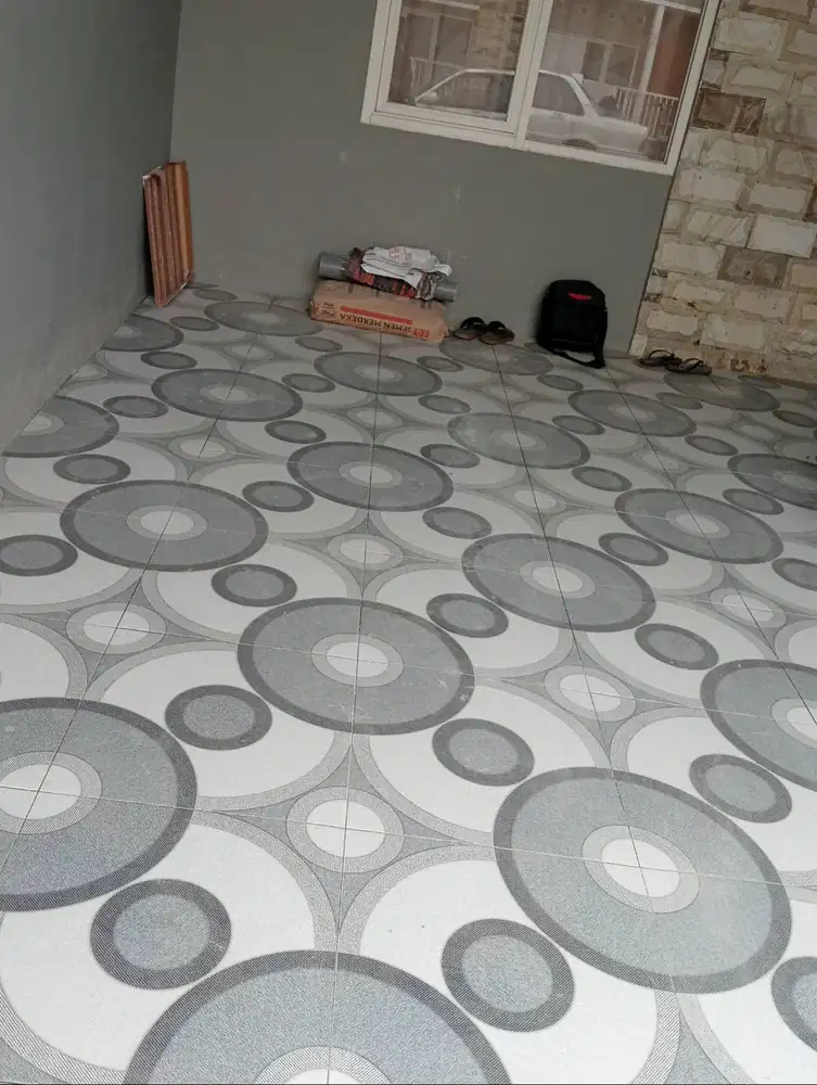 Tukang pasang kramik