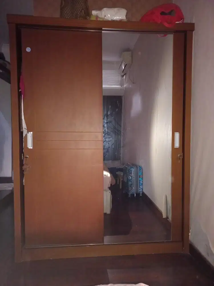 Lemari kayu kokoh dan kuat