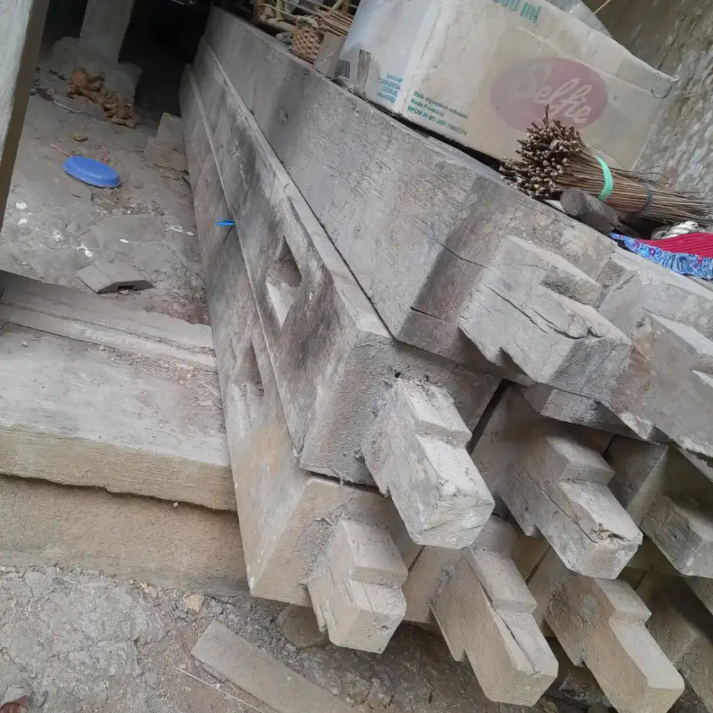 Kayu jati kawak bekas soko
