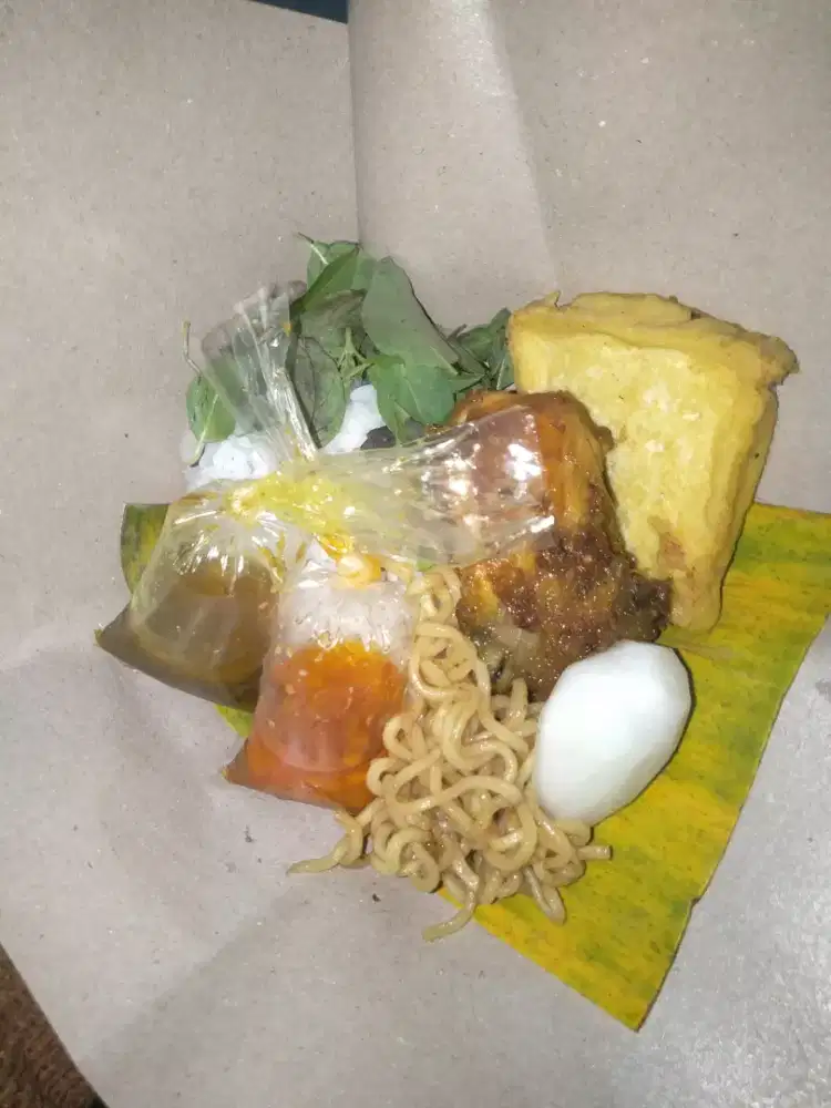 Nasi bungkus ayam bumbu bebek