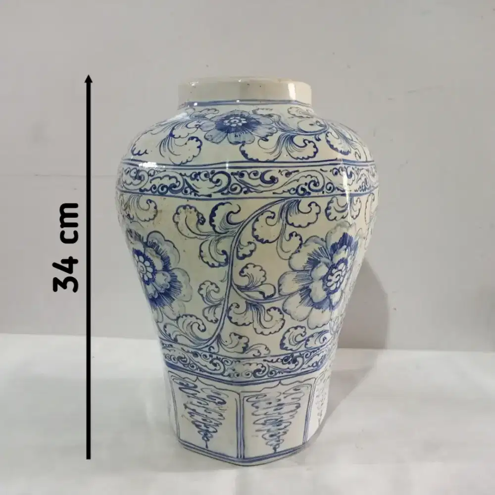Vintage Guci Keramik Gaya Tiongkok Motif Lukis Floral Biru-Putih