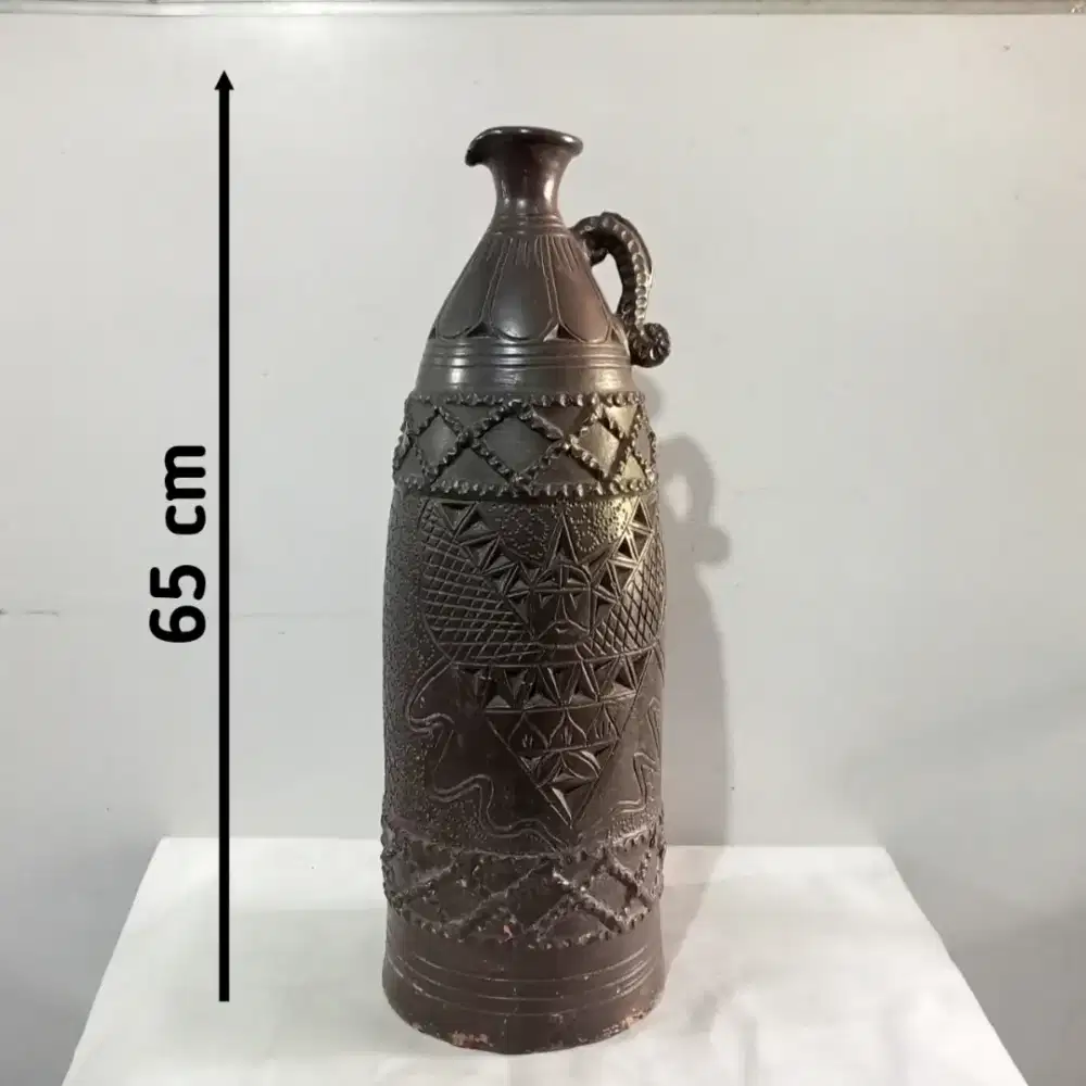 Vintage Guci Kendi Pusaka Borneo Relief Khas Kuno Dekorasi Tanah Liat