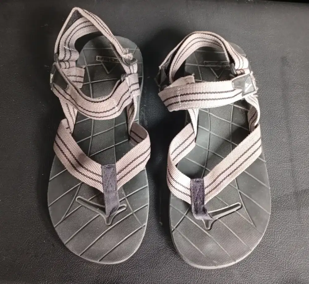 Sandal Gunung Eiger Ori Ukuran 45 Kondisi Sangat Layak