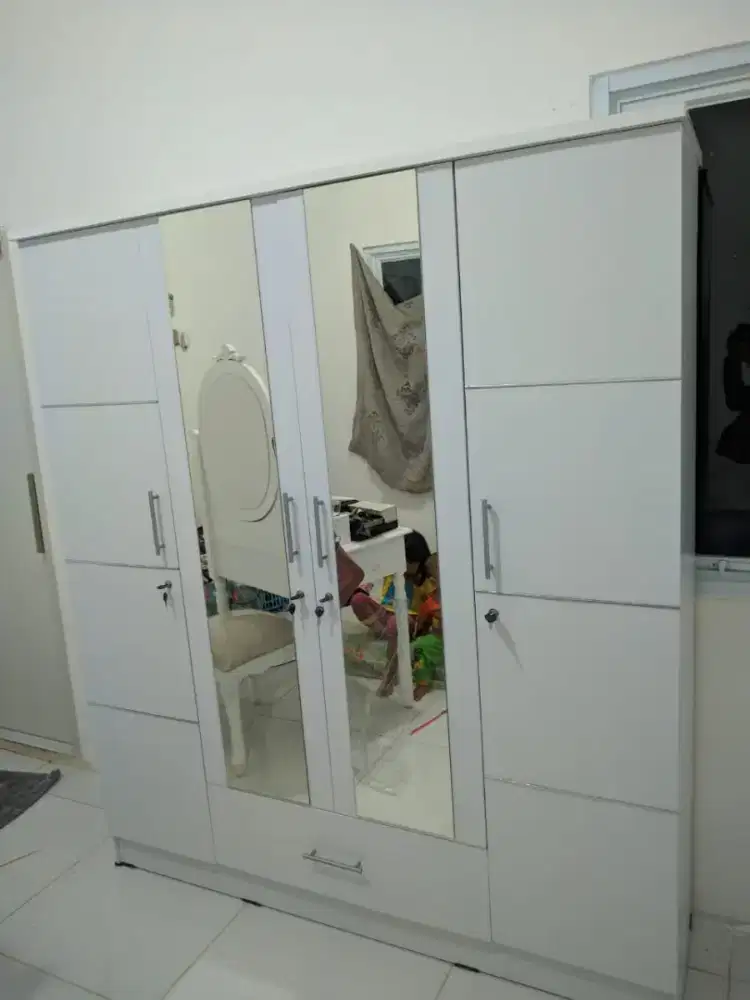 Lemari pakaian 4 Pintu