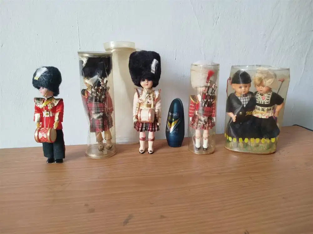 Borongan pajangan jadul 6 boneka souvenir dari inggris dan holland