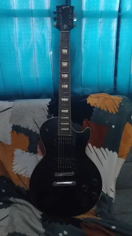 Di jual gitar elektrik Gibson Les Paul + efek zoom 606