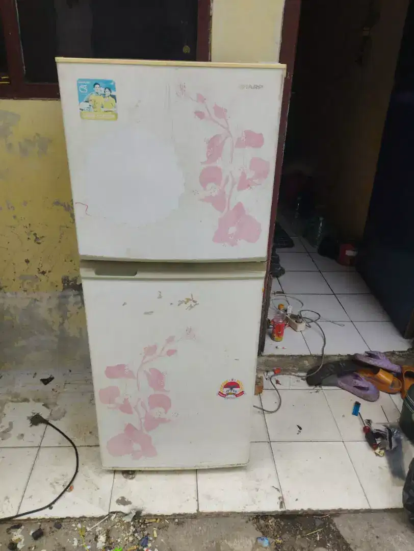 Di jual kulkas Sharp 2 pintu