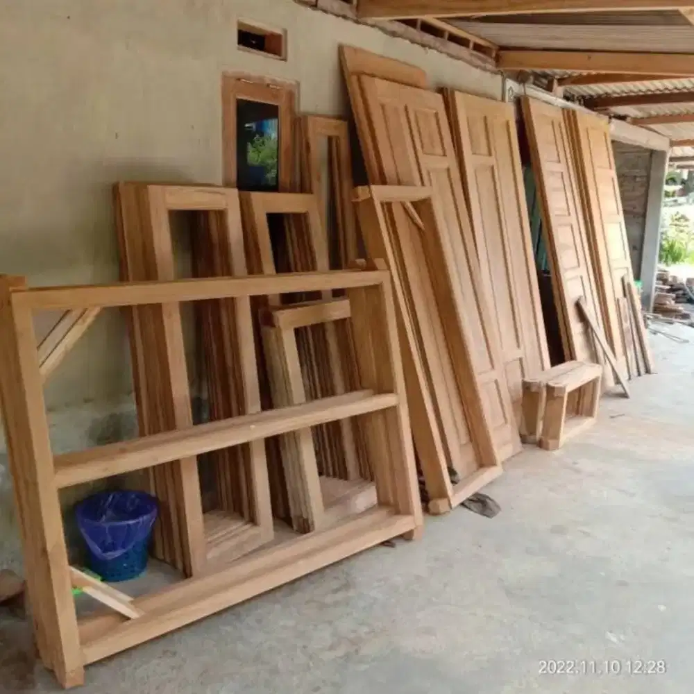 Jual kusen bahan kayu mahoni dan jati
